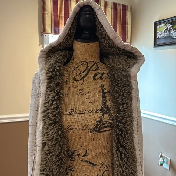 PINK Victoria’s Secret size medium faux fur lined hooded zip up sweatshirt - Picture 5 of 6